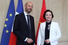 La ministre vietnamienne de l'Intérieur Pham Thi Thanh Tra (droite) et le ministre français de la Transformation et de la Fonction publiques, Stanislas Guerini. Photo:VNA