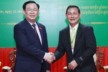 Le Président de l’Assemblée nationale, Vuong Dinh Huê (gauche), et le vice-gouverneur de Kampong Thom, Nhek Ban Kheng. Photo : VNA.