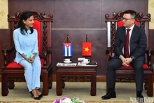 Le rédacteur en chef du Journal Nhân Dân (Peuple), Lê Quôc Minh (à droite), et la rédactrice en chef adjointe du quotidien Granma de Cuba, Arlin Alberty Loforte. Photo: NDEL