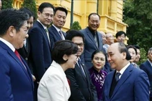 Le Président Nguyên Xuân Phuc avec des représentants d’organisations des citoyens sud-coréens vivant et travaillant au Vietnam. Photo : VNA.