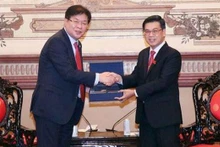 Le vice-président du Conseil populaire de Hô Chi Minh-Ville Nguyen Van Dung (à droite) et le président du Conseil municipal de la ville sud-coréenne de Busan Ahn Sung Min. Photo : VNA.