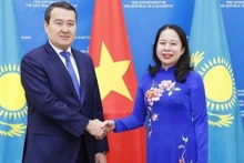 La vice-présidente Vo Thi Anh Xuan et le Premier ministre du Kazakhstan, Alikhan Smailov. Photo : VNA