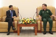 Le général de corps d'armée Hoang Xuan Chien (droite) et l’ambassadeur indien au Vietnam Pranay Verma. Photo : VNA