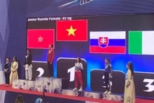 Nguyên Thi Diêu Ly (blouson rouge) est la première Vietnamienne à remporter la médaille d’or en kumité de la catégorie de 53 kg pour femmes, lors des championnats du monde de karaté juniors et cadets. Photo : vnexpress.net