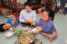 Des victimes de l’agent orange/dioxine dans la province de Kiên Giang (au Sud du Vietnam). Photo : VNA.