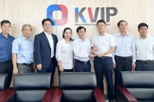 Le vice-président du Comité populaire de la ville de Cân Tho, Nguyên Ngoc Hè, remet un cadeau de souvenir à Min Moonki, conseiller commercial de l’ambassade de République de Corée au Vietnam. Photo : thoidai