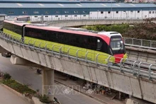 Premiers essais pour la ligne ferroviaire reliant Nhôn à la gare de Hanoi. Photo: VNA