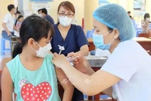 La vaccination des enfants contre le Covid-19 est l'une des tâches importantes du secteur de la santé en 2022. Photo: VNA