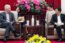 Le président du Comité populaire de Binh Duong, Vo Van Minh (à droite), et Charles R. Kaye, directeur général mondial de Warburg Pincus. Photo: qdnd.vn