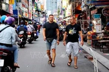 Des touristes étrangers à Hô Chi Minh-Ville. Photo : VNA.