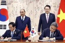Le Président vietnamien Nguyen Xuan Phuc (debout, à gauche) et le Président sud-coréen Yoon Suk Yeo assistent à la signature d'accords de coopération entre les deux pays. Photo : VNA.