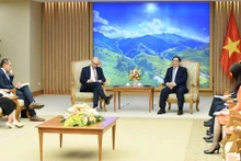 Lors de la rencontre entre le Premier ministre Pham Minh Chinh et le Secrétaire général de la Cour permanente d’arbitrage (CPA), Marcin Czepelak. Photo : Trân Hai/NDEL