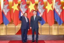 Le président de l’Assemblée nationale du Vietnam Vuong Dinh Huê (à droite) et le président du Sénat du Cambodge Samdech Say Chhum, à Hanoi, le 24 octobre. Photo : VNA