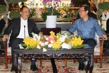 Nguyen Van Nen (droite), membre du Bureau politique, secrétaire du Comité du Parti de Ho Chi Minh-Ville, reçoit le vice-Premier ministre lao Sonexay Siphandone. Photo : VNA
