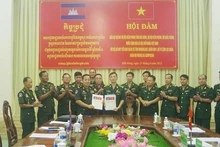 Entretien entre le commandement des gardes-frontières de la province vietnamienne de Dak Nông et la sous-région militaire de la province cambodgienne de Mondulkiri. Photo : VNA