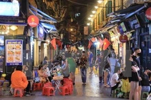 La rue Ta Hien, considéré comme un paradis de gastronomie de la capitale Hanoï. Photo : VNA