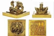 Le sceau en or "Hoang de chi bao" (trésor de l'Empereur). Photo : VNA.