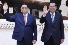 Le Premier ministre cambodgien Samdech Techo Hun Sen et le Premier ministre Pham Minh Chinh (à gauche). Photo : VNA.
