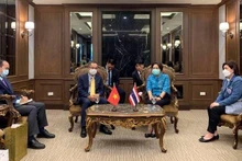 Lors de la rencontre entre l’ambassadeur vietnamien en Thaïlande, Phan Chi Thành, et Angkana Chitatitta, maire adjointe de Saraburi. Photo: NDEL 