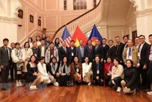La délégation et du personnel de l'ambassade du Vietnam aux Etats-Unis. Photo: VNA.