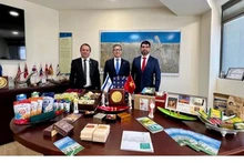 Ly Duc Trung, ambassadeur du Vietnam en Israël, et le maire adjoint d’Asdod. Photo : baoquocte