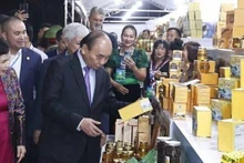 Le président Nguyên Xuên Phuc visite un stand à la foir. Photo : VNA.