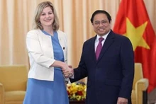 Le Premier ministre Pham Minh et la ministre néerlandaise du Commerce extérieur et de la Coopération au Développement (VVD), Liesje Schreinemacher. Photo : VNA.