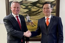 L’ambassadeur vietnamien, Nguyên Tât Thành (à droite), et le Premier ministre tasmanien, Jeremy Rockliff. Photo : baoquocte