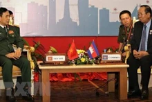 Le ministre vietnamien de la Défense Phan Van Giang (à gauche) et le général Tea Banh, Vice-Premier ministre et ministre de la Défense du Cambodge. Photo : VNA.