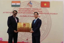L'ambassadeur du Vietnam en Inde, Nguyên Thanh Hai (à droite) et le consul honoraire du Vietnam à l'État du Gujarat (Inde) Saurin Dilipbhai Shah. Photo : VNA.