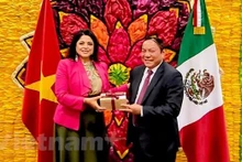 Le ministre vietnamien de la Culture, des Sports et du Tourisme, Nguyên Van Hùng (à droite), et la ministre mexicaine de la Culture, Alejandra Frausto Guerrero. Photo : VNA.