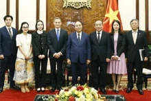 Le Président Nguyên Xuân Phuc (4e à partir de la droite) et l'ambassadeur du Chili, Patricio Becker (4e à partir de la gauche), et d'autres responsables lors de la réception. Photo : VNA.