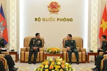 Le ministre de la Défense Phan Van Giang (droite) a reçu le 29 décembre à Hanoï le général Kun Kim. Photo : qdnd/