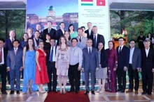 Les participants prennent une photo lors du dîner de gala et du programme de concerts d'instruments de musique traditionnels hongrois le soir du 1er décembre. Photo : VNA.