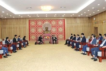 Lors de la rencontre entre le secrétaire du Comité provincial du Parti de Nghê An, Thai Thanh Quy, et l’ambassadeur de Singapour au Vietnam, Jaya Ratnam. Photo: thoidai.com.vn