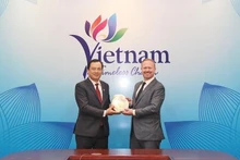 Nguyên Trung Khanh (à gauche), chef de l’Administration nationale du tourisme, remet un cadeau de souvenir à Robert Bradley, vice-président senior de CNN. Photo: Administration nationale du tourisme
