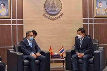 Lors de la rencontre entre l’ambassadeur vietnamien en Thaïlande, Phan Chi Thanh, et Wanchai Kongkasem, gouverneur de la province thaïlandaise d’Udon Thani. Photo: baoquocte.vn