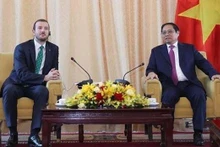 Le Premier ministre Pham Minh Chinh (à droite) reçoit le Commissaire européen à l'Environnement, l'Océan et la Pêche, Virginijus Sinkevičius, en visite au Vietnam pour participer au Forum et à l’exposition sur l'économie verte (GEFE 2022). Photo : VNA.