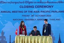 Vu Hai Ha, président de la Commission des relations extérieures de l’Assemblée nationale du Vietnam, signe le communiqué conjoint. Photo: NDEL