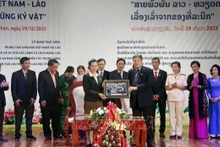 La famille d’un ancien expert vietnamien au Laos remet une photo de souvenir au Musée Kaysone Phomvihane, dans la capitale lao Vientiane. Photo: VNA