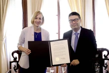 Le directeur par intérim du Département consulaire, Doan Hoang Minh (à droite), remet le certificat d’acceptation consulaire à Susan Marie Burns, nouvelle consule générale des États-Unis à Hô Chi Minh-Ville.Photo: baoquocte