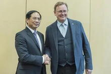 Le ministre vietnamien des Affaires étrangères, Bui Thanh Son (à gauche), et le gouverneur du Land de Thuringe, Bodo Ramelow.Photo: baoquocte.vn