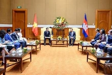 Le président du Sénat du Cambodge Samdech Say Chhum (à droite) et le le président et directeur général de Viettel, Tao Duc Thang, à Hanoi, le 24 octobre. Photo : VNA