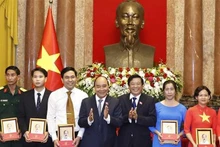 Le président de la République Nguyên Xuân Phuc (centre) lors de la rencontre à Hanoi, le 24 octobre. Photo : VNA