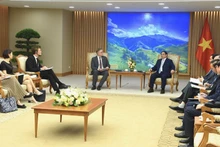 Lors de la rencontre entre le Premier ministre Pham Minh Chinh (à droite) et l'ambassadeur Nicolai Prytz. Photo : Tran Hai/NDEL.