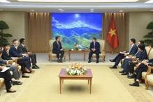Une vue générale de la rencontre entre le Premier ministre Pham Minh Chinh et le directeur de l’exploitation de Nike, Inc., Andy Campion, à Hanoi. Photo : Trân Hai/NDEL.