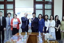Lors de la visite de l’ambassadeur de Russie au Vietnam, Gennady Bezdetko, au journal Le monde et le Vietnam. Photo: baoquocte.vn