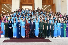Le Premier ministre Pham Minh Chinh et les déléguées. Photo: Trân Hai/NDEL