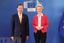 L'ambassadeur du Vietnam en Belgique chargé du Grand-Duché de Luxembourg, également chef de la Mission du Vietnam auprès de l'UE, Nguyên Van Thao, et la présidente de la CE, Ursula von der Leyen. Photo : VNA.