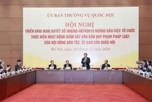 Le Président de l’AN, Vuong Dinh Huê, préside la conférence sur la supervision des documents juridiques. Photo : VNA.
